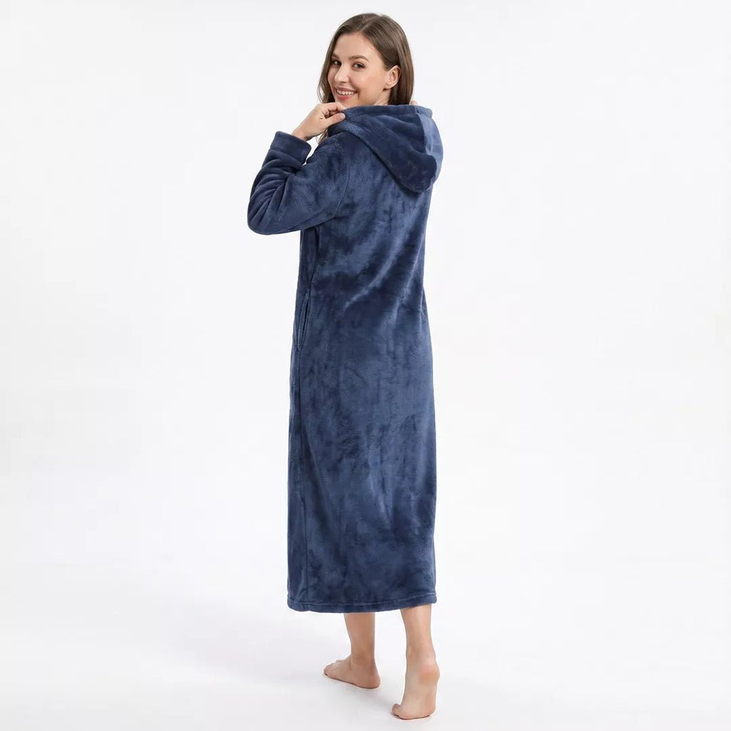Dam bär mörkblå extra lång morgonrock med luva från Gaubert sedd bakifrån i mjuk värmande fleece.