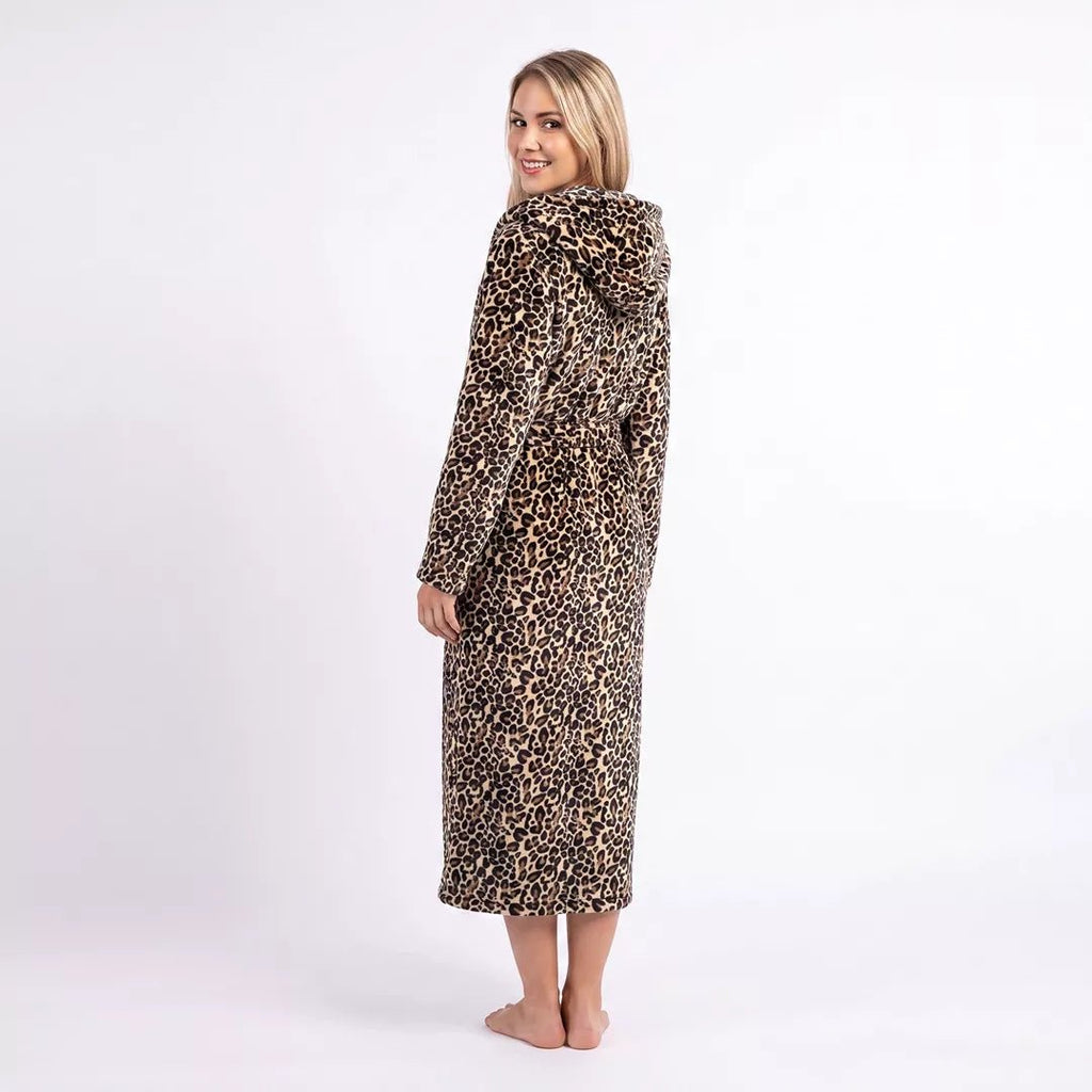Lång beige leopard morgonrock dam med luva sedd bakifrån