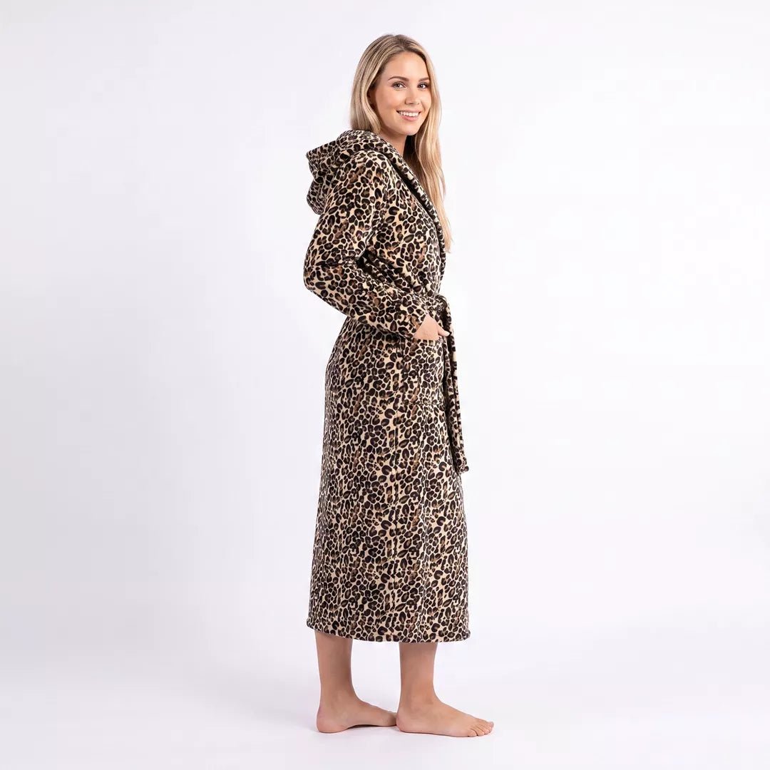 Beige leopardmönstrad morgonrock dam i fleece från sidan