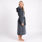 Lång fleece morgonrock dam med leopardmönster och fickor från sidan