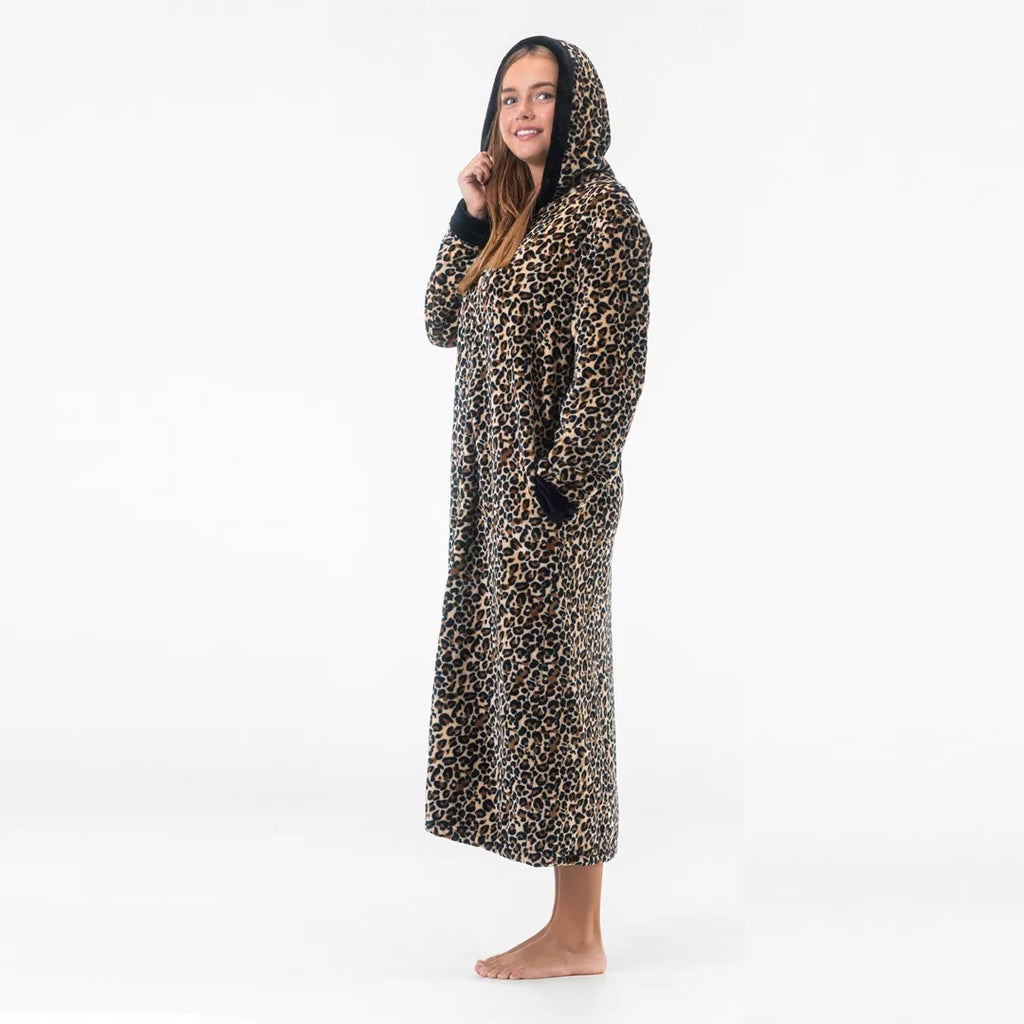 Leopardmönstrad fleece morgonrock dam med luva från sidan