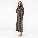 Leopardmönstrad fleece morgonrock dam med luva från sidan