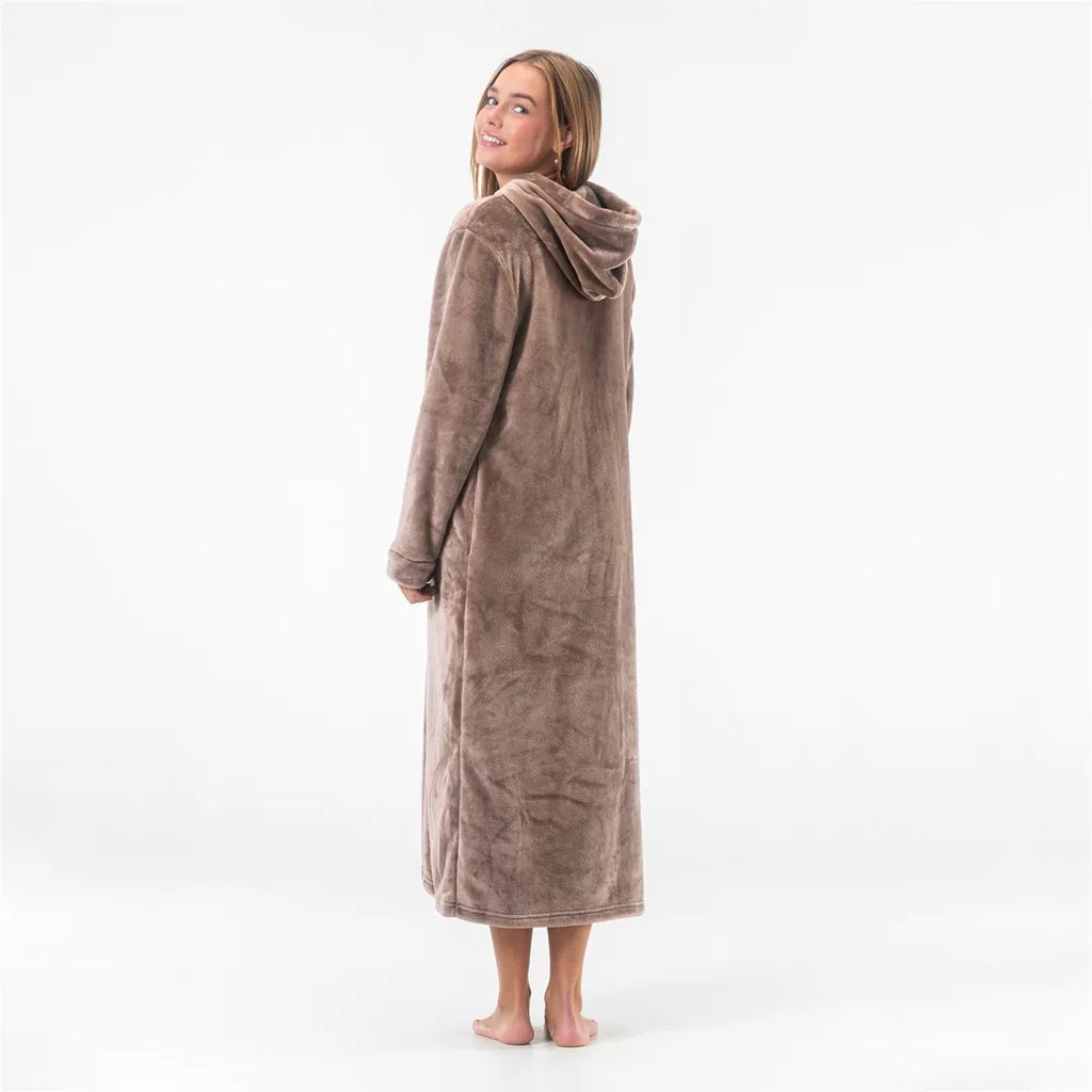 Dam bär sandbeige lång morgonrock med luva från Gaubert sedd bakifrån i mjuk värmande fleece.