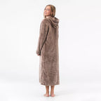 Dam bär sandbeige lång morgonrock med luva från Gaubert sedd bakifrån i mjuk värmande fleece.
