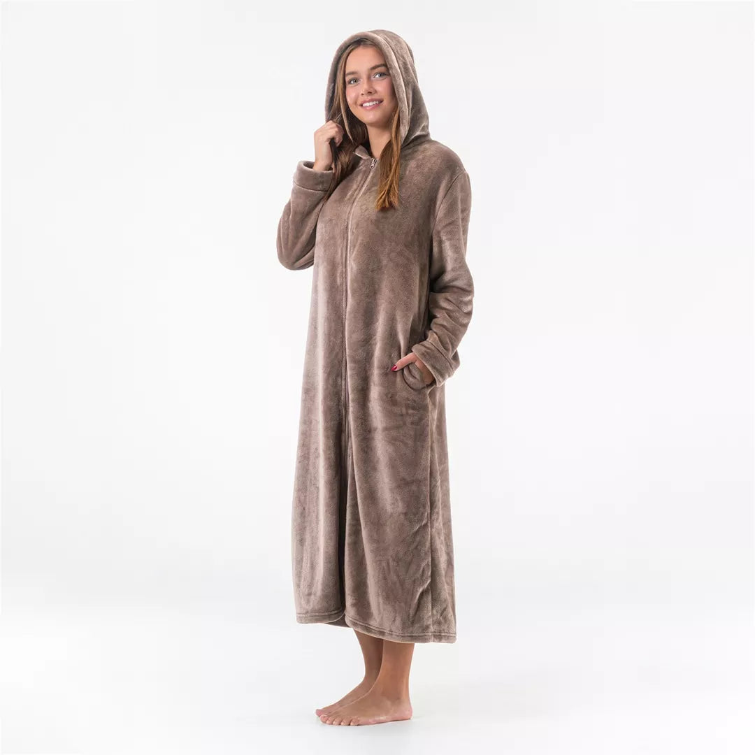 Dam bär sandbeige extra lång morgonrock med uppdragen luva och hellång dragkedja från Gaubert i mjuk Premium Coral Fleece.