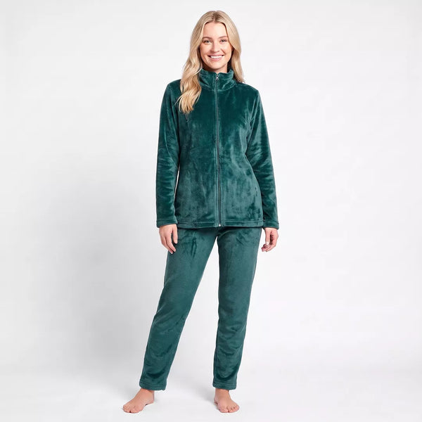Dammodell framifrån i mörkgrönt mysset fleece från Gaubert