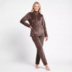 Dammodell framifrån i kaffebrunt mysset fleece från Gaubert