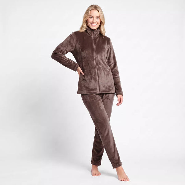 Dammodell framifrån i kaffebrunt mysset fleece från Gaubert
