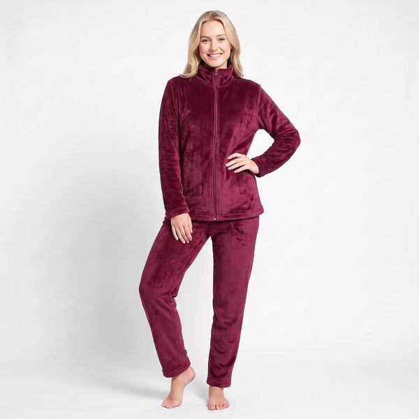 Dammodell framifrån i vinrött mysset fleece från Gaubert