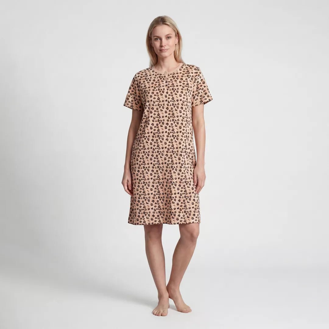 Modell bär leopardmönstrat nattlinne med kort ärm