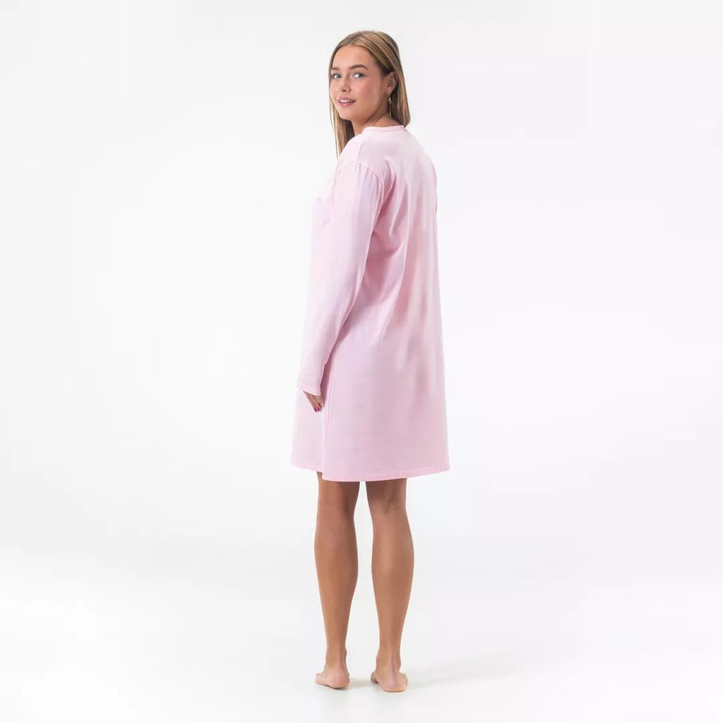 Baksida av rosa långärmat bomullsnattlinne för dam