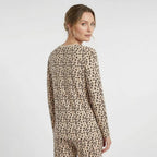 Långärmad leopardmönstrad pyjamaströja för dam i 100% bomull från Gaubert modell bakifrån