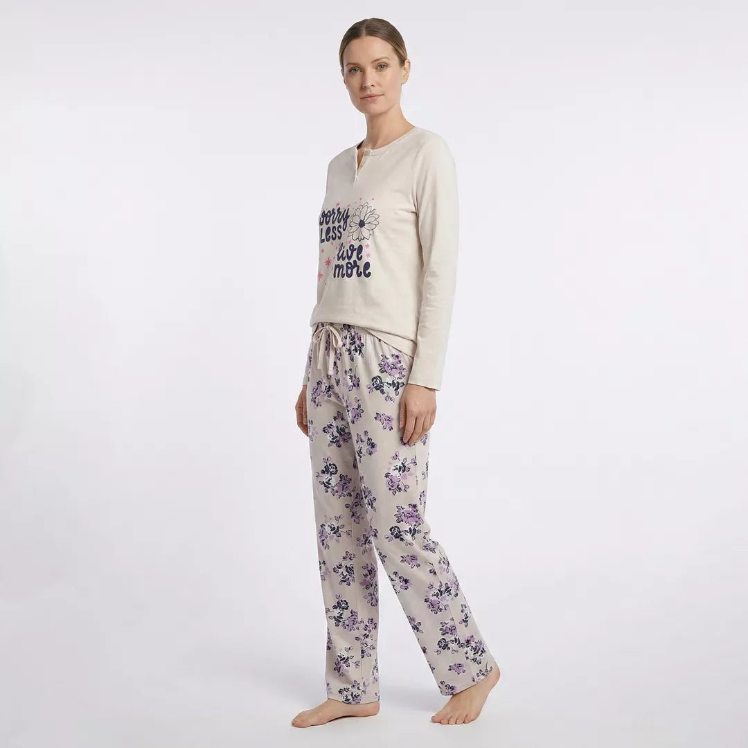 Långärmad pyjamaströja för dam i 100% bomull med motivet Worry Less Live More modellbild från sidan