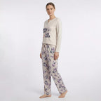 Långärmad pyjamaströja för dam i 100% bomull med motivet Worry Less Live More modellbild från sidan