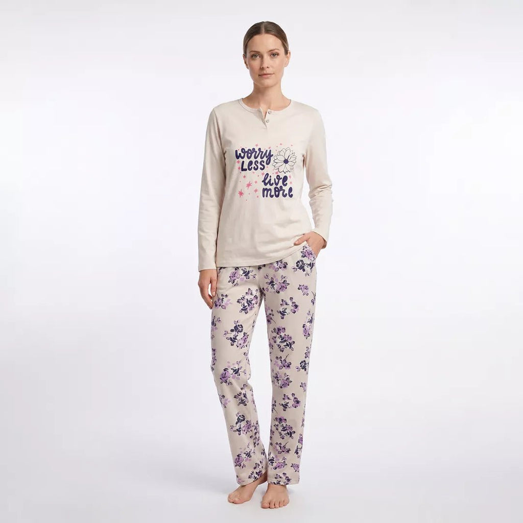 Långärmad pyjamaströja för dam i 100% bomull med motivet Worry Less Live More modellbild framifrån