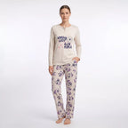 Långärmad pyjamaströja för dam i 100% bomull med motivet Worry Less Live More modellbild framifrån