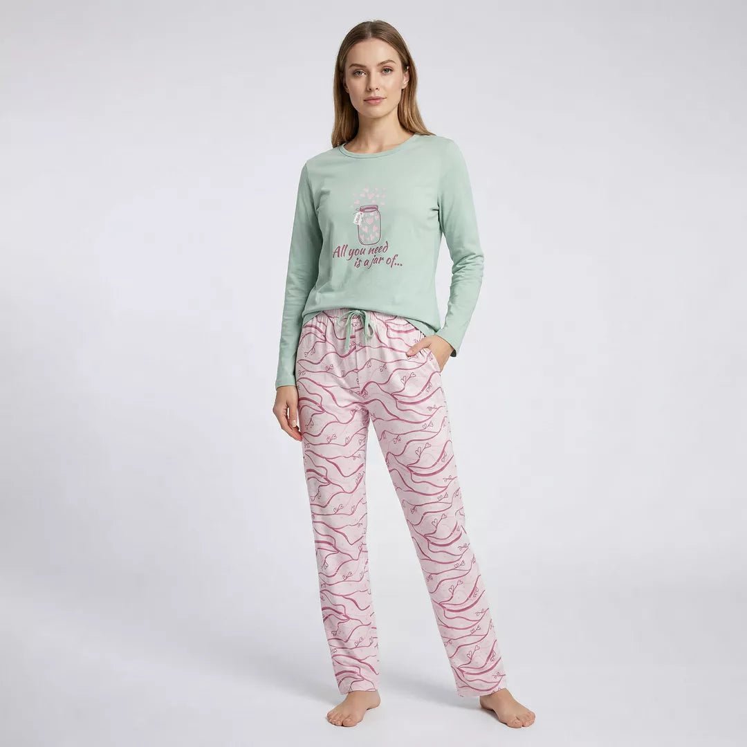 Pyjamas dam 100% bomull från Gaubert med långärmad grön tröja och mönstrade långbyxor framifrån