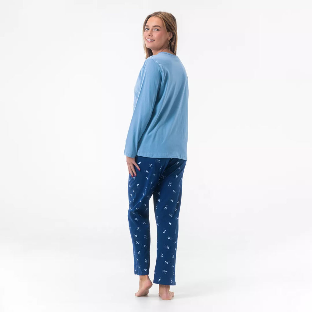 Dam bär Gaubert® långärmad pyjamas i 100% bomull sedd bakifrån