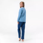 Dam bär Gaubert® långärmad pyjamas i 100% bomull sedd bakifrån