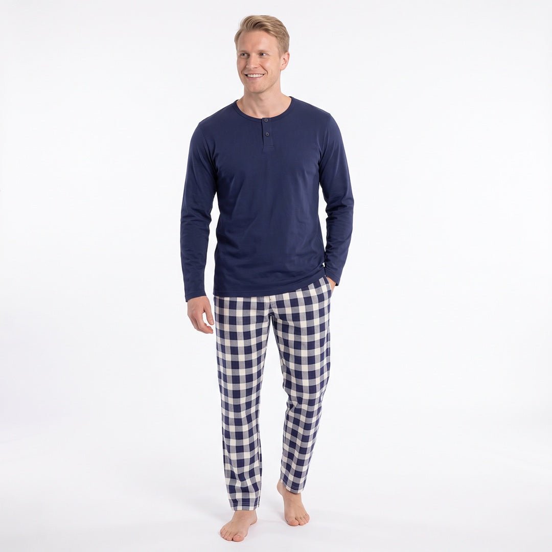 Pyjamas herr i 100% bomull med marinblå långärmad tröja och rutiga byxor från Gaubert