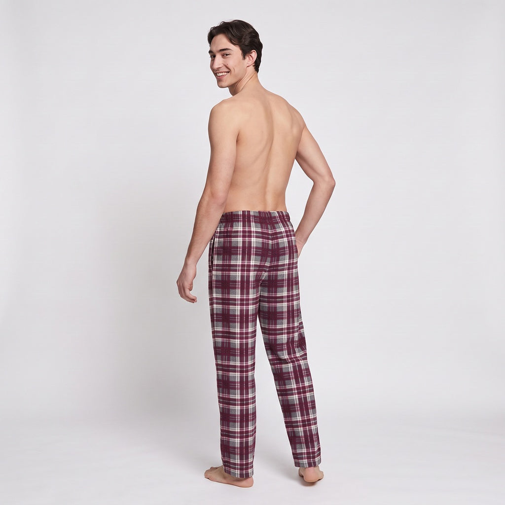 Röda pyjamasbyxor herr i fleece – relaxed straight fit bakifrån