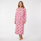 Dammodell i lång rosa morgonrock med rosettmönster från Gaubert tillverkad i varm och sammetslen coral fleece.