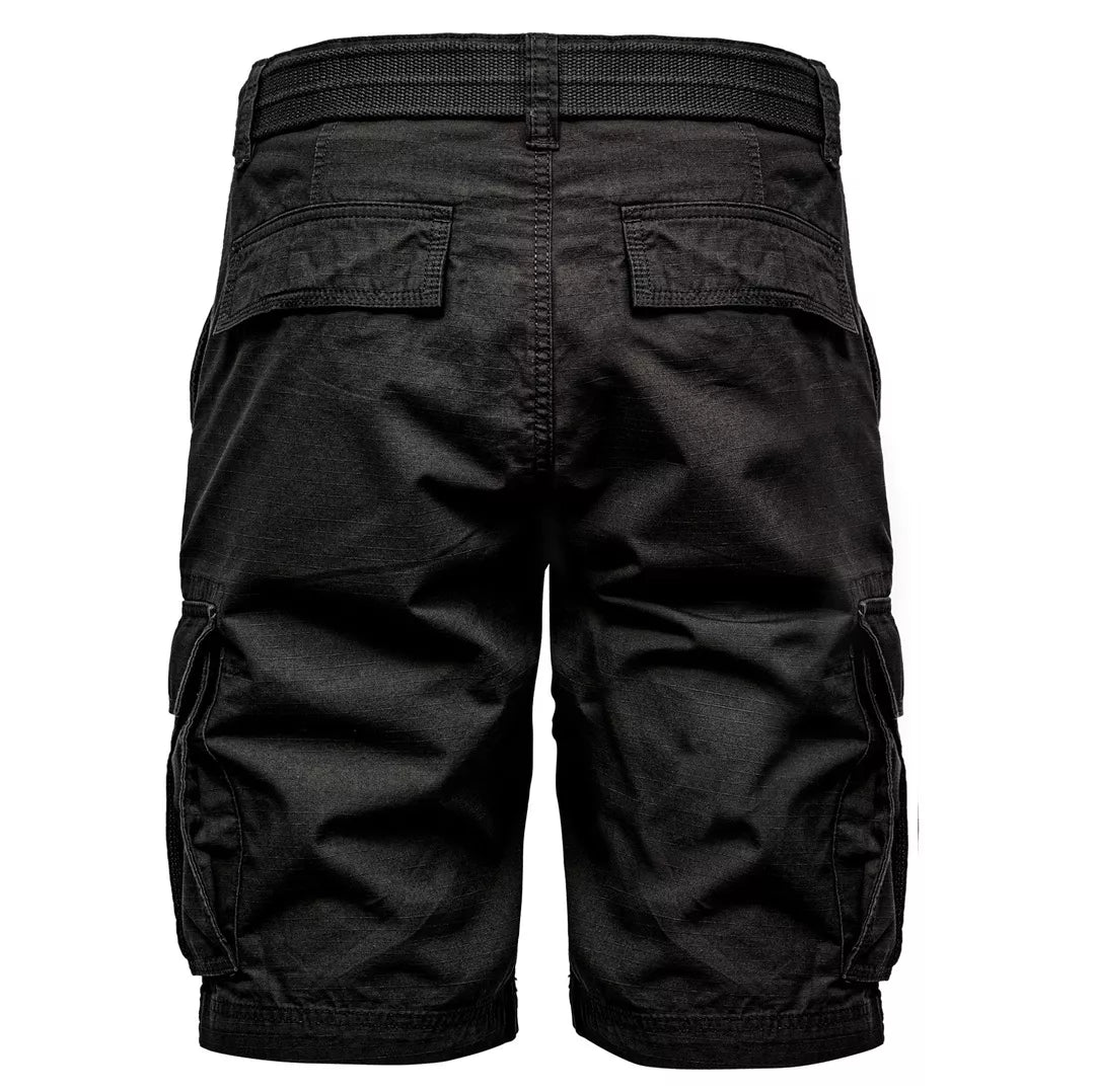 Svarta cargoshorts med bälte bakifrån