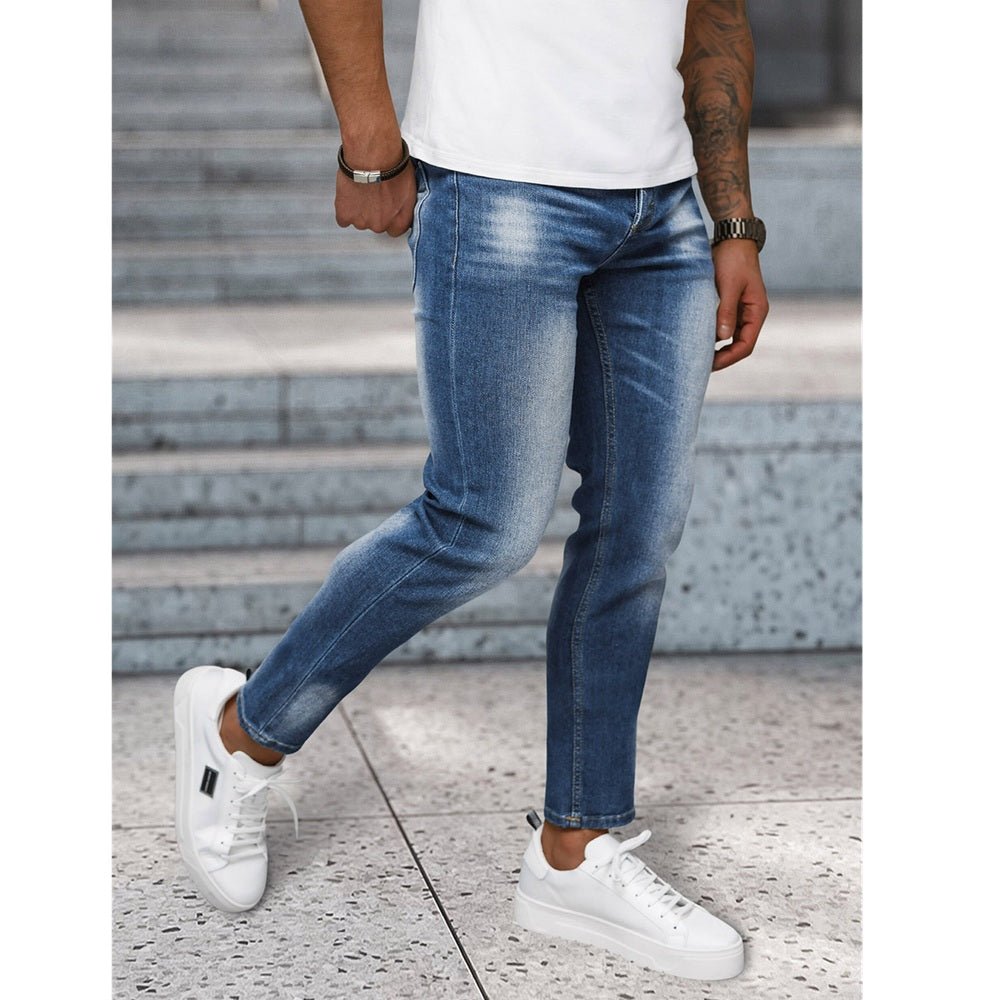 Klassiskt ljusblåa herrjeans framifrån