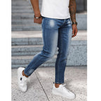 Klassiskt ljusblåa herrjeans framifrån