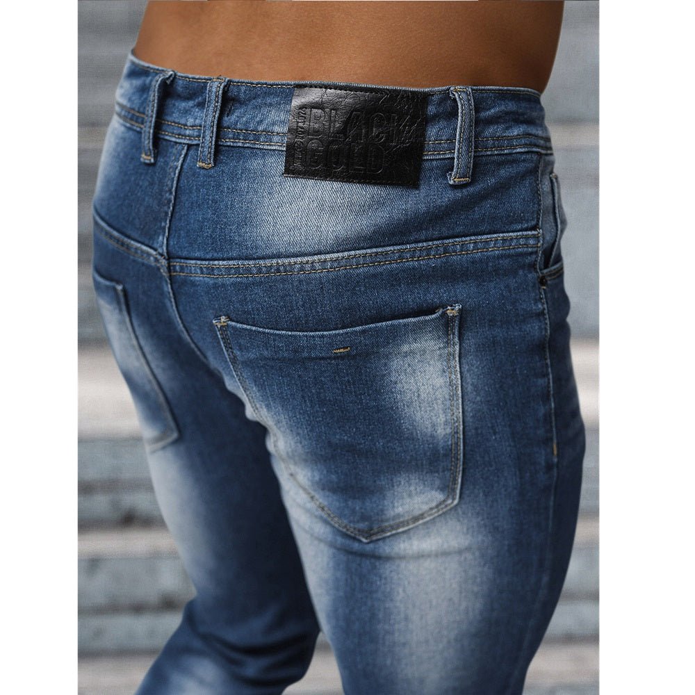 Klassiskt ljusblåa herrjeans bakifrån