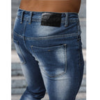 Klassiskt ljusblåa herrjeans bakifrån