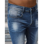 Klassiskt ljusblåa herrjeans front