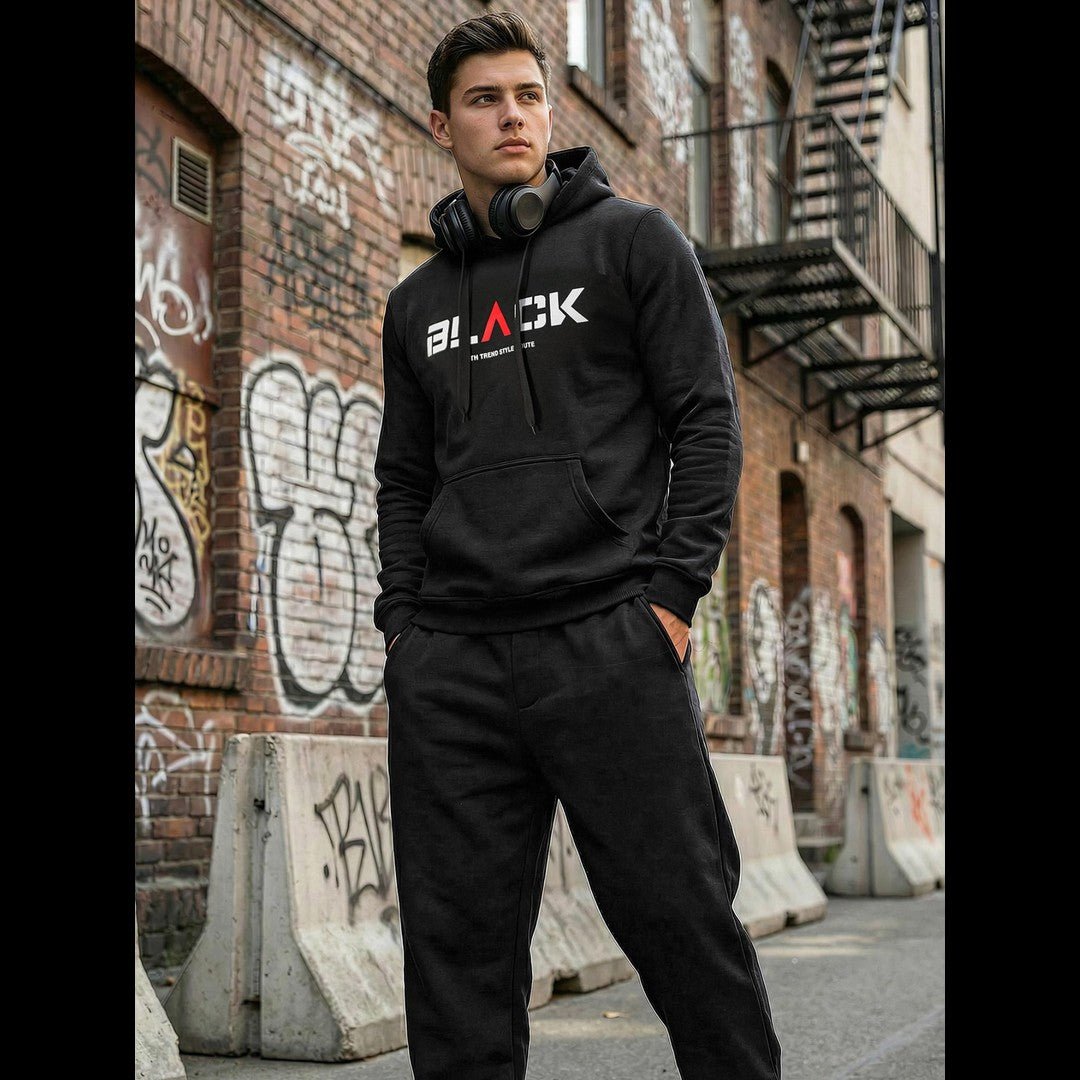 Svart hoodie för herr med BLACK-tryck i urban streetwear-stil stående framifrån