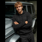 Svart hoodie herr London England framifrån urban streetwear lutad mot bild
