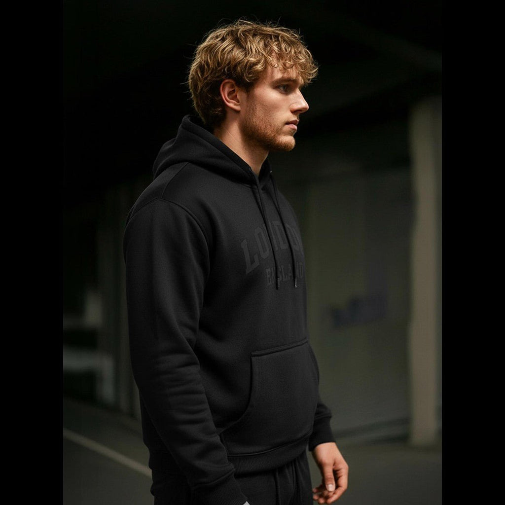 Svart hoodie herr London England framifrån urban streetwear från sidan