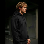 Svart hoodie herr London England framifrån urban streetwear från sidan