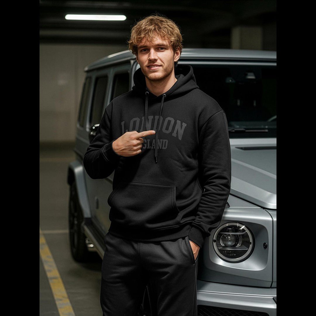 Svart hoodie herr London England framifrån urban streetwear framifrån