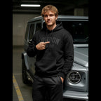 Svart hoodie herr London England framifrån urban streetwear framifrån