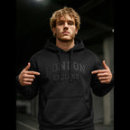 Svart hoodie herr London England framifrån urban streetwear