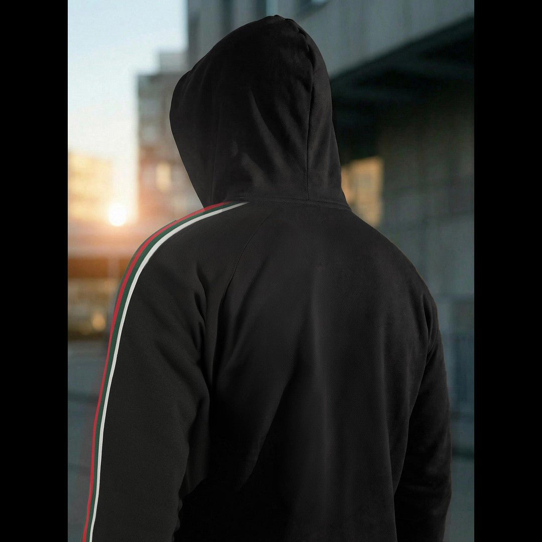 Svart hoodie för herr med randdetaljer på ärmarna i streetwear-stil bakifrån