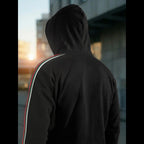 Svart hoodie för herr med randdetaljer på ärmarna i streetwear-stil bakifrån
