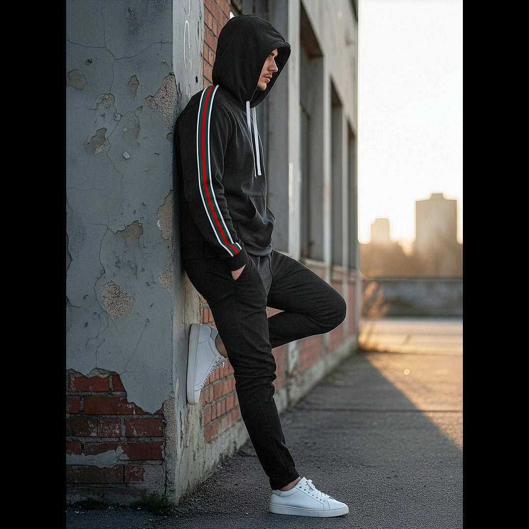 Svart hoodie för herr med randdetaljer på ärmarna i streetwear-stil från sidan