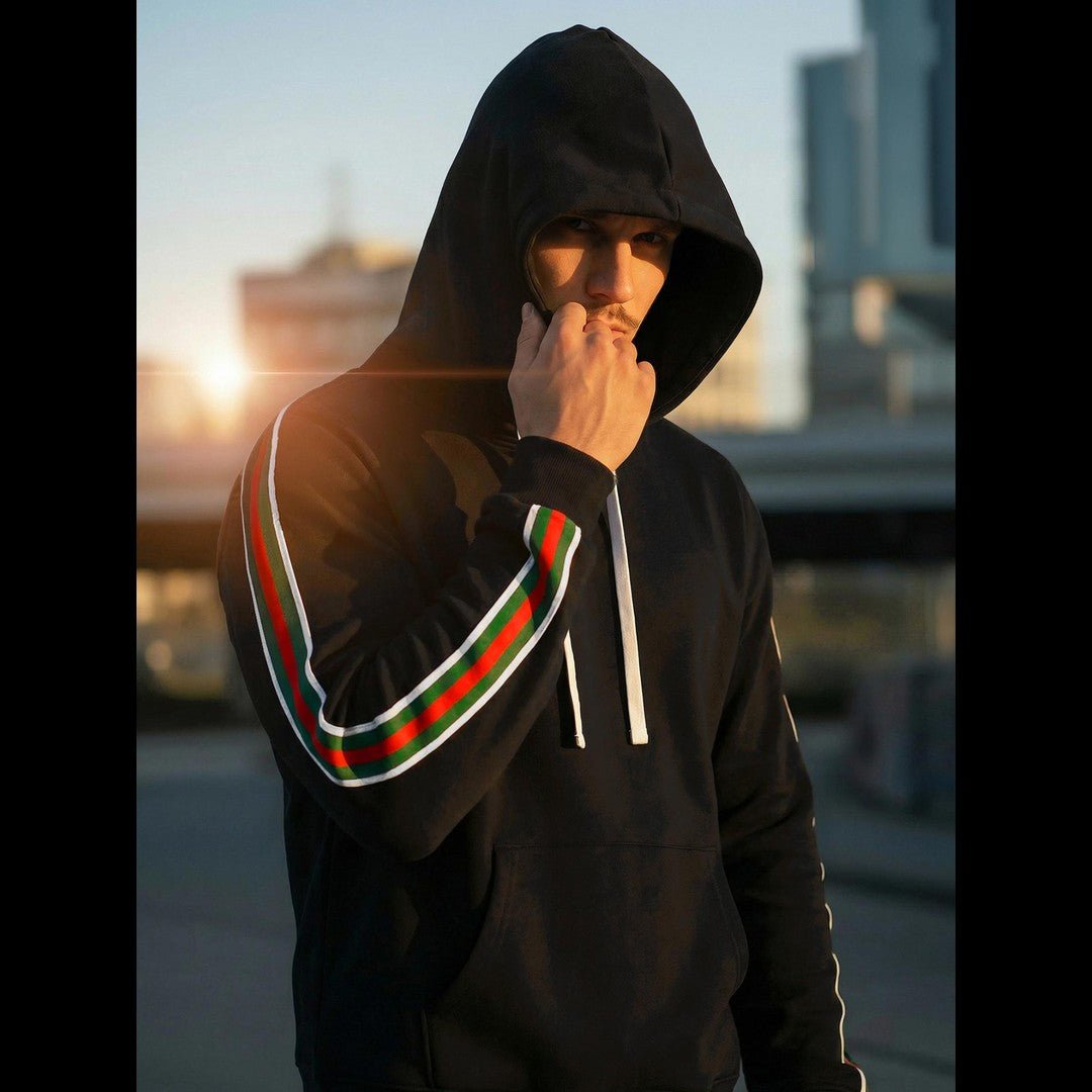 Svart hoodie för herr med randdetaljer på ärmarna i streetwear-stil