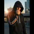 Svart hoodie för herr med randdetaljer på ärmarna i streetwear-stil