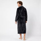 Bak- och sidovy av svart unisex morgonrock i premium coral fleece med elegant grå sjalkrage och extra lång passform