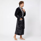 Sidovy av svart unisex morgonrock i premium coral fleece med elegant grå sjalkrage och extra lång passform från Gaubert.