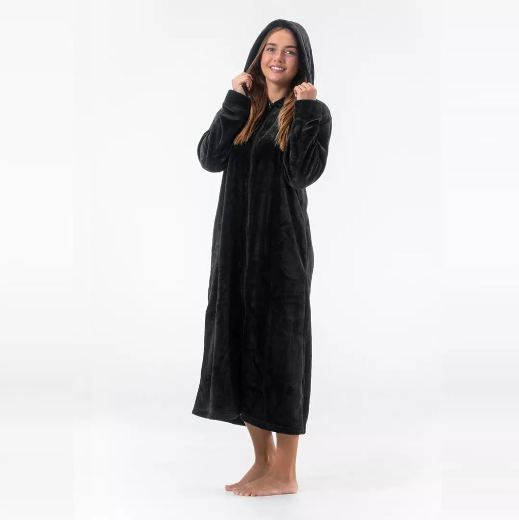 Dam bär svart extra lång morgonrock med uppdragen luva och hellång dragkedja från Gaubert i mjuk fleece.
