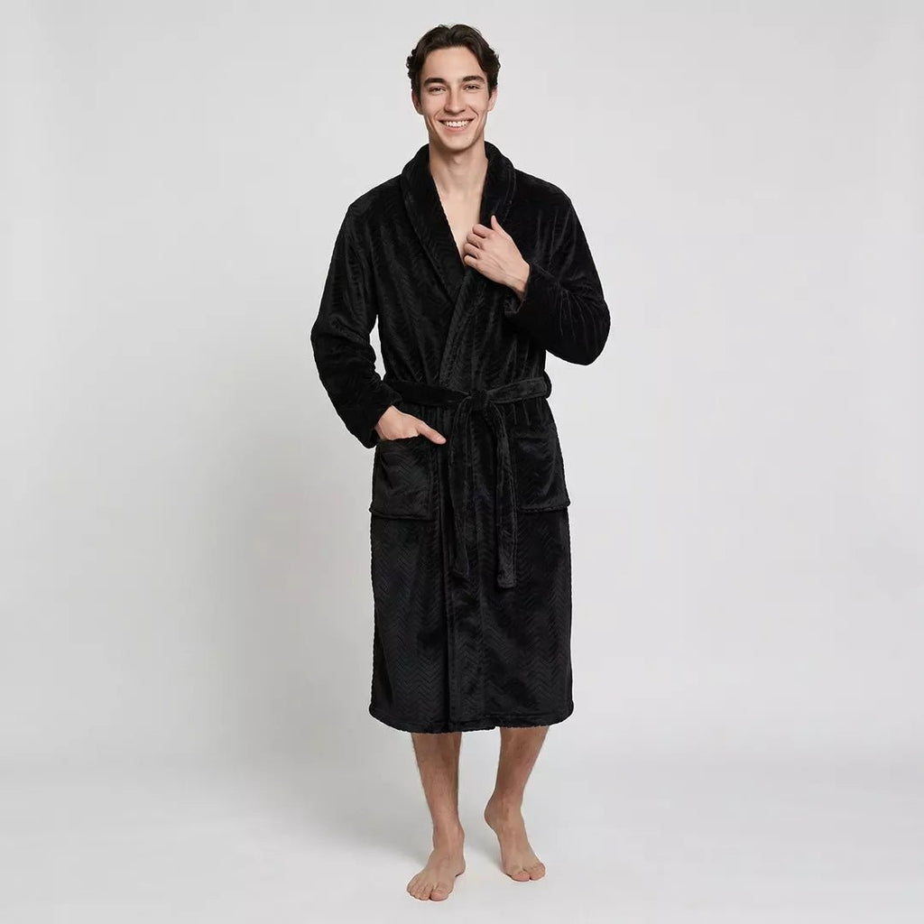Man bär svart Gaubert® morgonrock i coral fleece med sjalkrage och präglat fiskbensmönster.