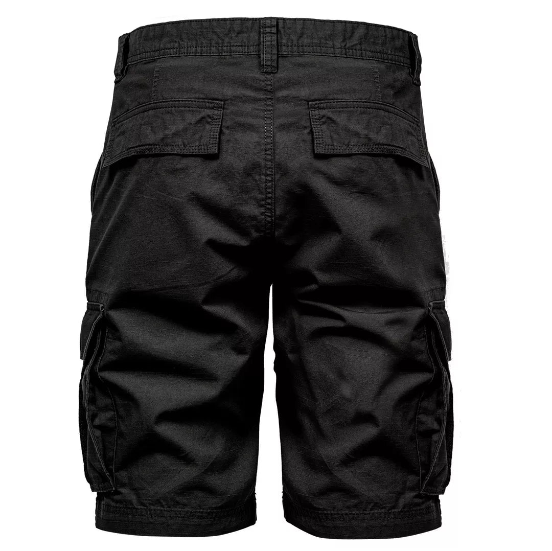 Svarta cargoshorts från Amaci & Sons bakifrån