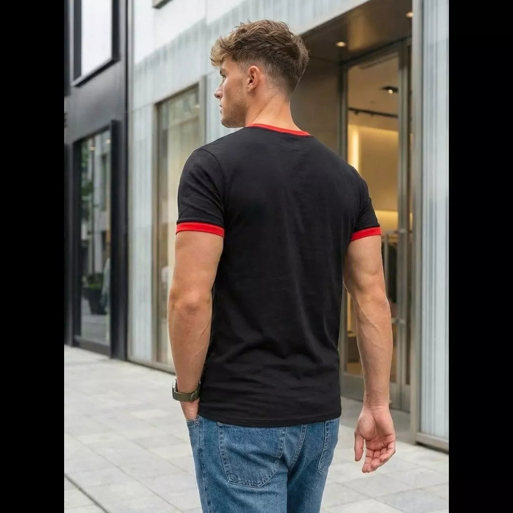 Svart t-shirt med röda muddar bakifrån
